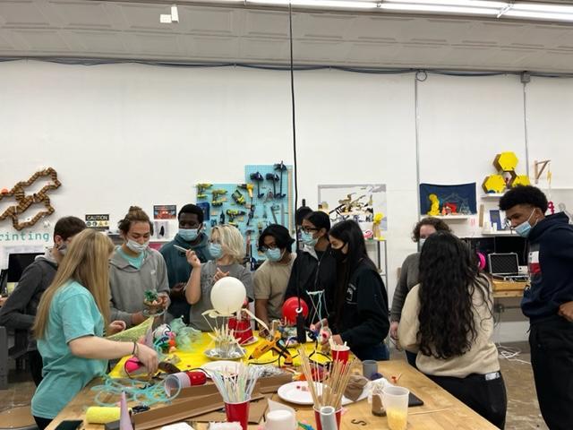 Estudiantes de múltiples programas CTE aprovecharon una clase de arte de la ciencia en Montserrat College of Art