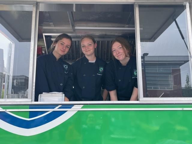 ¡Estudiantes de Artes Culinarias trabajando en el Auto Show! Gracias por tu ayuda.