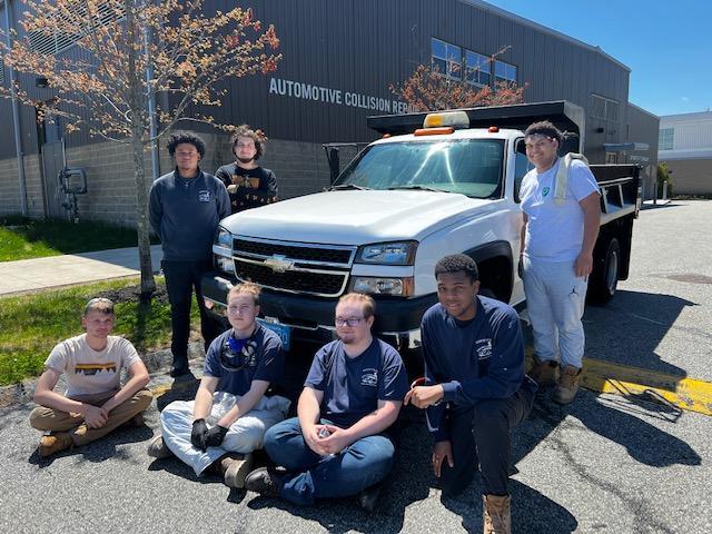 Estudantes de Reparo de Colisão Automotiva e Repintura Estudantes da parceria repintaram um caminhão de carroceria para mantê-lo consistente