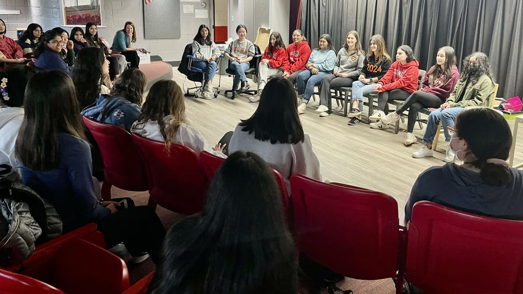 Alumni panel speaks to current students about college life