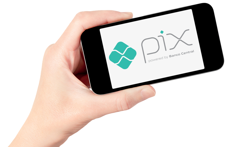 foto de uma mão segurando um celular com o logo do Pix na tela