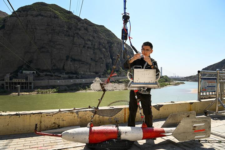Cina: guardiani del fiume Giallo a stazione idrologica di Longmen Cina: guardiani del fiume Giallo a stazione idrologica di Longmen