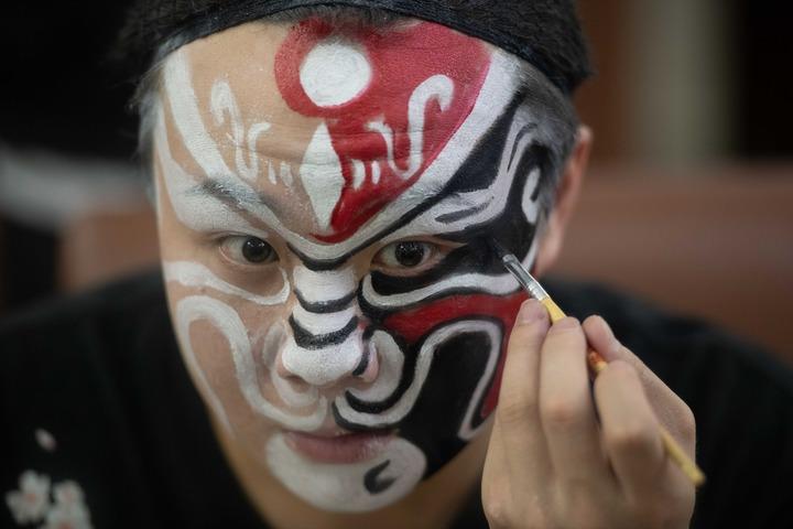 Cina: giovani attori portano nuova vitalita’ a Opera Hui Cina: giovani attori portano nuova vitalita’ a Opera Hui