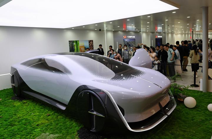 Cina: Shanghai, visitatori a Int’l Automobile Industry Exhibition Cina: Shanghai, visitatori a Int’l Automobile Industry Exhibition