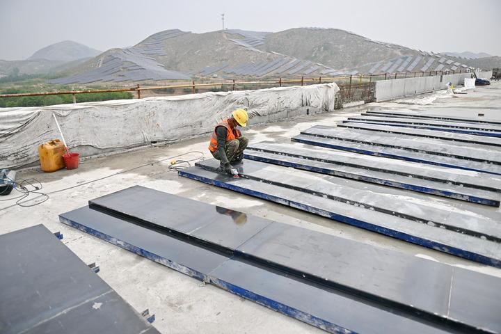 Cina: cantiere di ponte su ferrovia alta velocita’ Xiong’an Xinzhou Cina: cantiere di ponte su ferrovia alta velocita’ Xiong’an Xinzhou