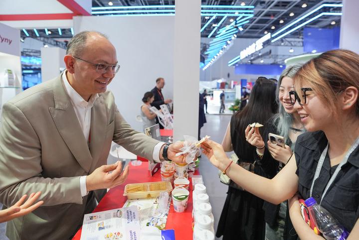Cina: Zhejiang, China CEEC Expo & Int’l Consumer Goods Fair a Ningbo Cina: Zhejiang, China CEEC Expo & Int’l Consumer Goods Fair a Ningbo