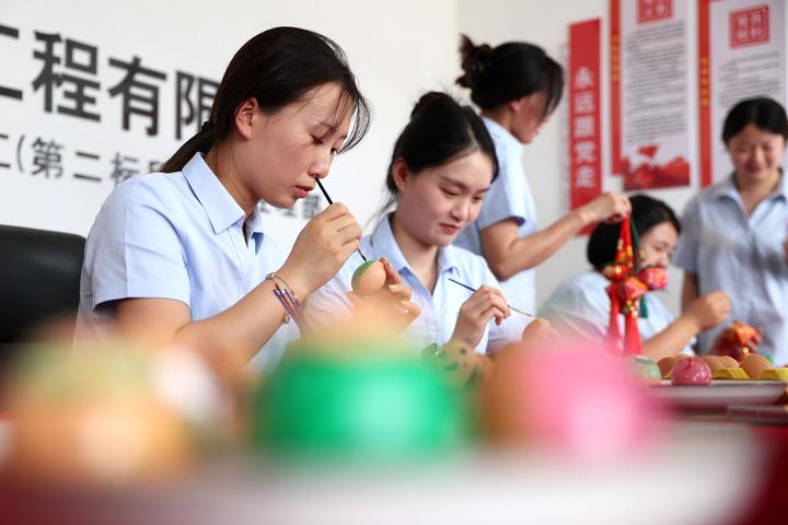 cina gansu preparativi per dragon boat festival in un cantiere da Romadailynews.it cina gansu preparativi per dragon boat festival in un cantiere
