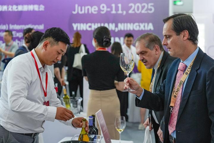 Yinchuan, 09 giu – (Agenzia_Nova) – Un visitatore (il primo
a destra) assaggia un vino alla Global Wineries Exhibition
durante la quinta edizione della China (Ningxia)
International Wine Culture and Tourism Expo a Yinchuan,
nella regione autonoma nord occidentale cinese del Ningxia
Hui, oggi 9 giugno 2025. Yinchuan, 09 giu – (Agenzia_Nova) – Un visitatore (il primo
a destra) assaggia un vino alla Global Wineries Exhibition
durante la quinta edizione della China (Ningxia)
International Wine Culture and Tourism Expo a Yinchuan,
nella regione autonoma nord occidentale cinese del Ningxia
Hui, oggi 9 giugno 2025.