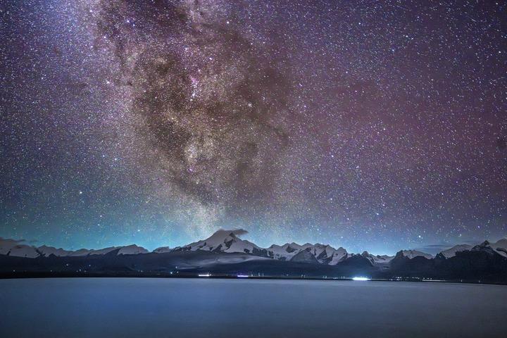 cina via lattea sul lago baiku nello xizang