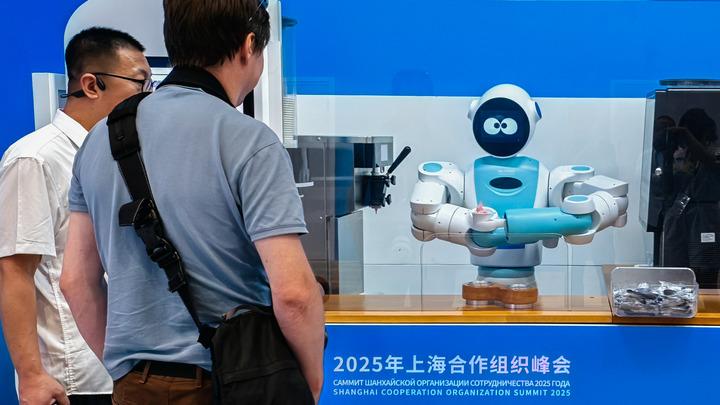 Cina: robot attirano sguardi al media center del vertice SCO di Tianjin Cina: robot attirano sguardi al media center del vertice SCO di Tianjin