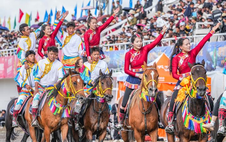 Cina: festival tradizionale di corse di cavalli nello Xizang Cina: festival tradizionale di corse di cavalli nello Xizang