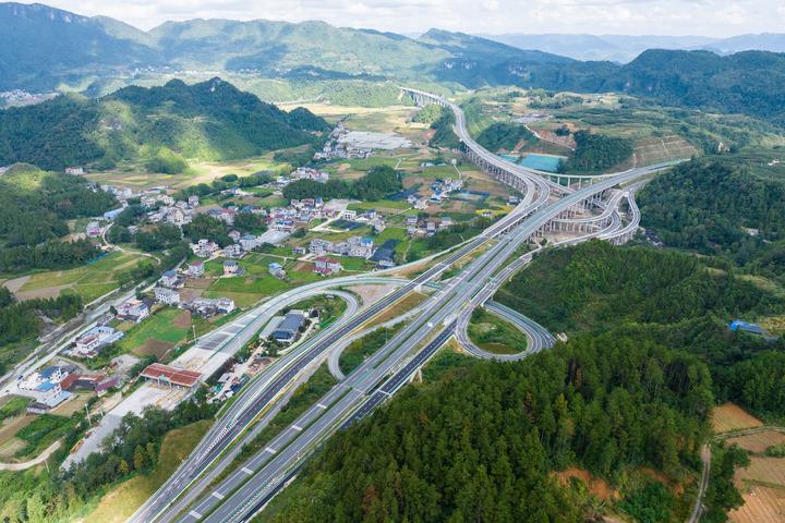 Cina: Hunan, apre al traffico autostrada Sangzhi Longshan Cina: Hunan, apre al traffico autostrada Sangzhi Longshan