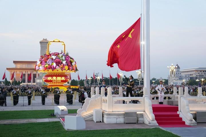 Cina: a Pechino cerimonia alzabandiera per 76mo anniversario della fondazione della Repubblica popolare cinese