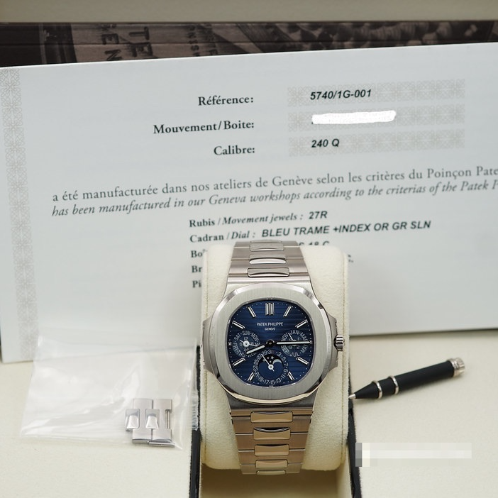 Patek Philippe Nautilus Perpetual Calendar White Gold / Blue | 40mm | 5740/1G-001 | 2021 | Unworn