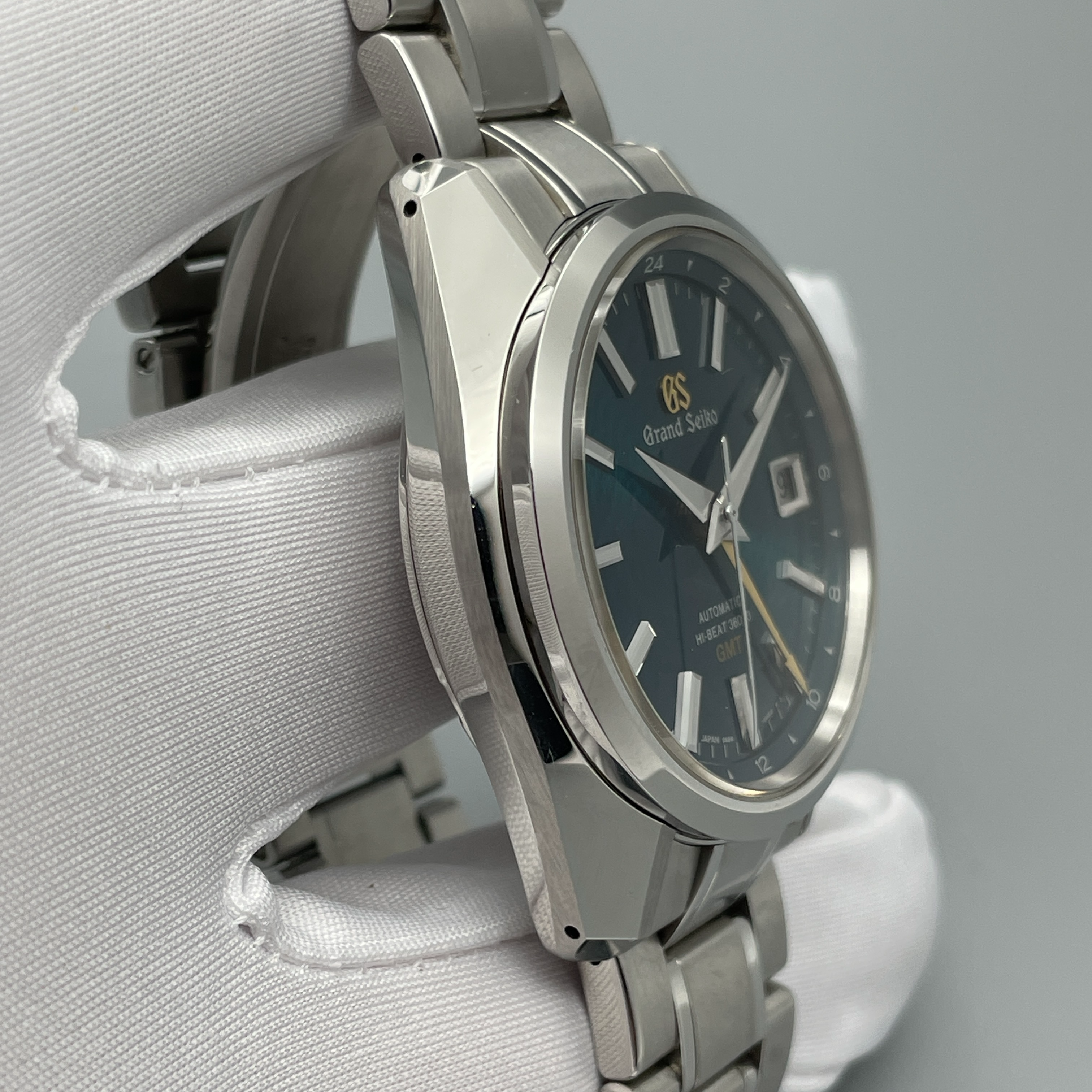 Grand Seiko Hi-Beat 36000 GMT 'Peacock' SBGJ227 Watches | Bezel Grand Seiko Hi-Beat 36000 GMT 'Peacock' SBGJ227 Watches | Bezel