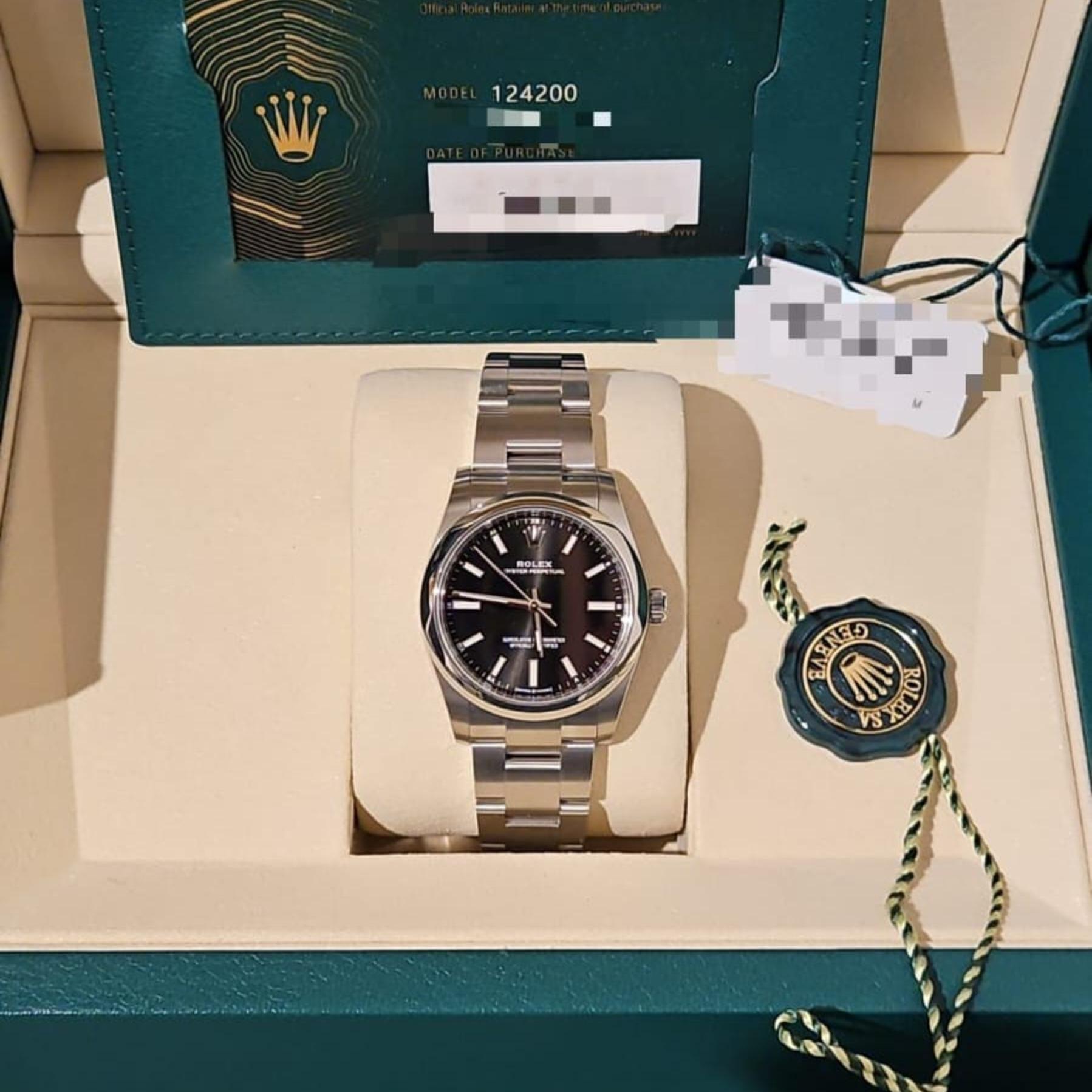 Rolex Oyster Perpetual 34 Black 124200-0002 Watches | Bezel