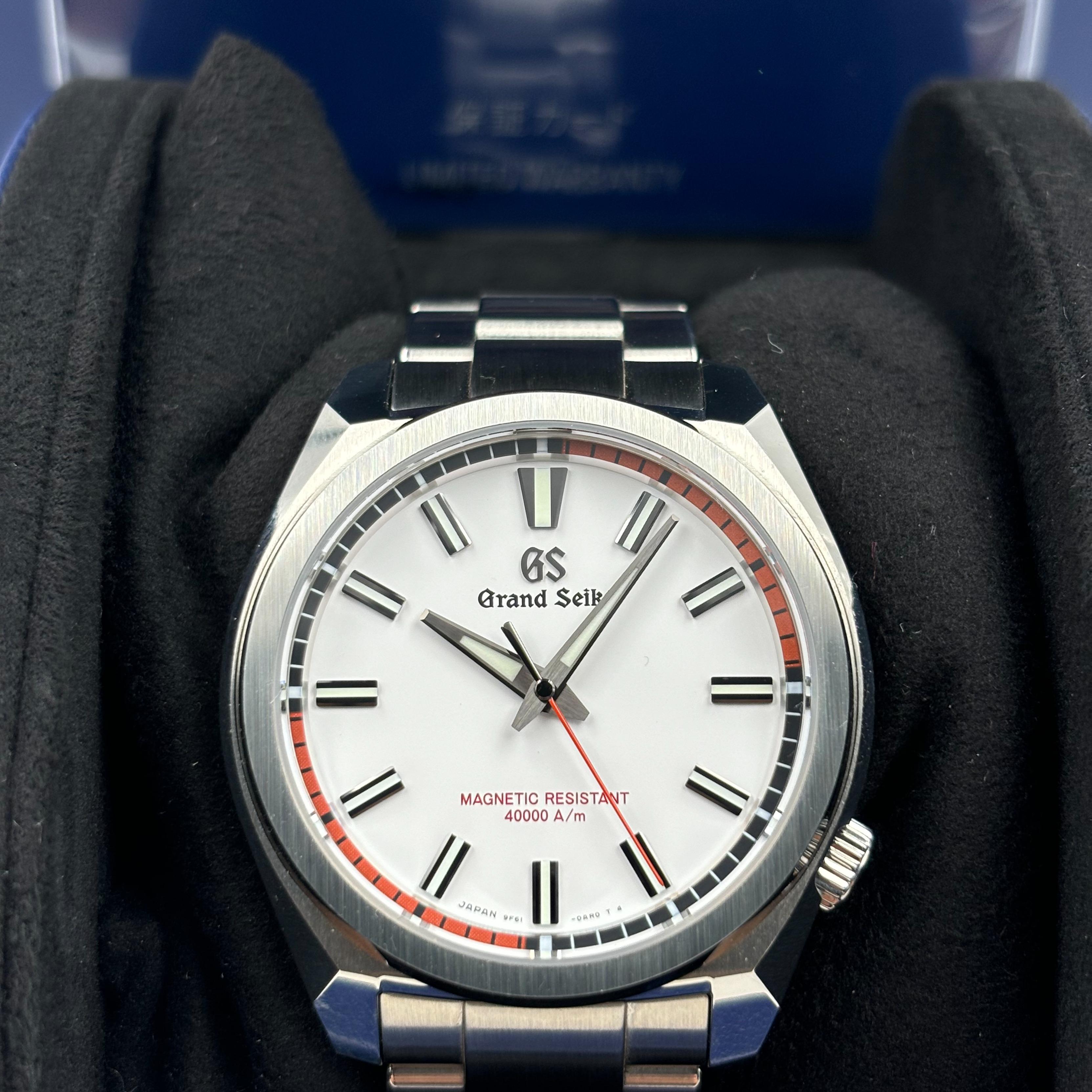 Grand Seiko Tough Quartz 40 Steel / White / Bracelet SBGX341