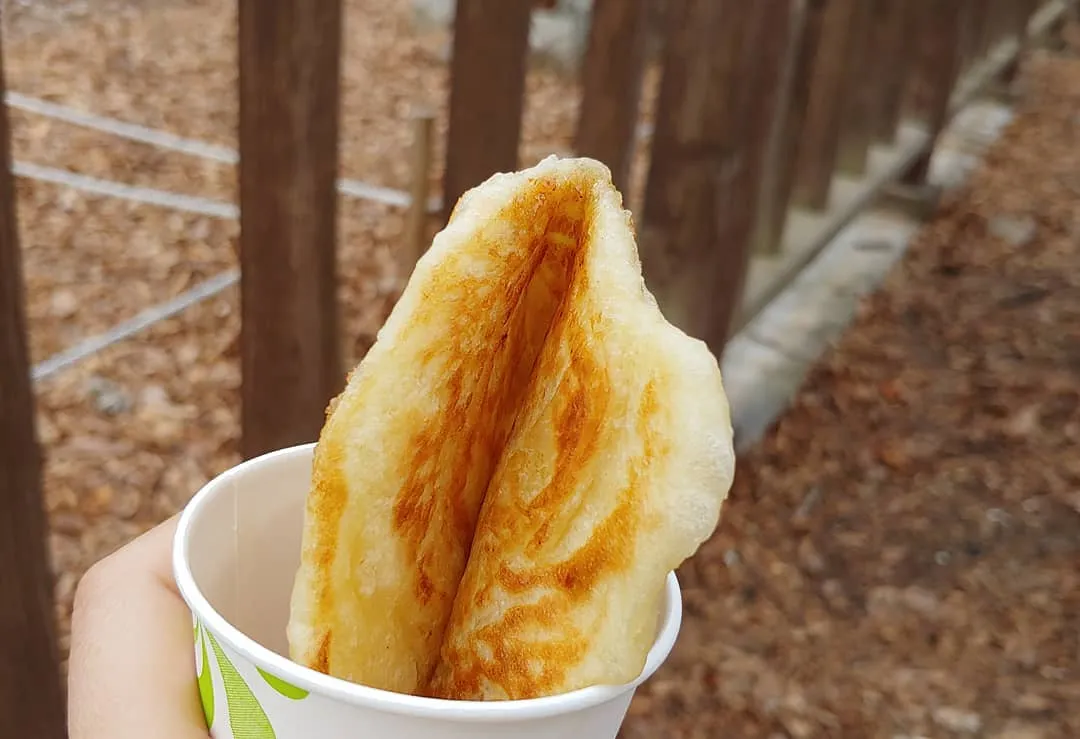 사과 꿀호떡 — 한 입 베어 물면 속에 사과와 꿀이 보인다