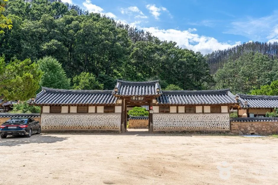 덕천마을 한옥 내부 — 온돌방과 창호지 문