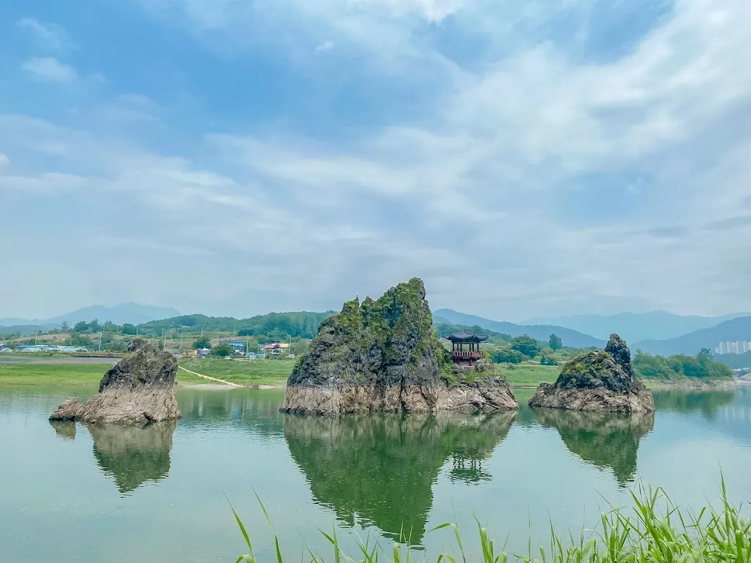 Three rock peaks rising from the middle of a river at Dodamsambong
