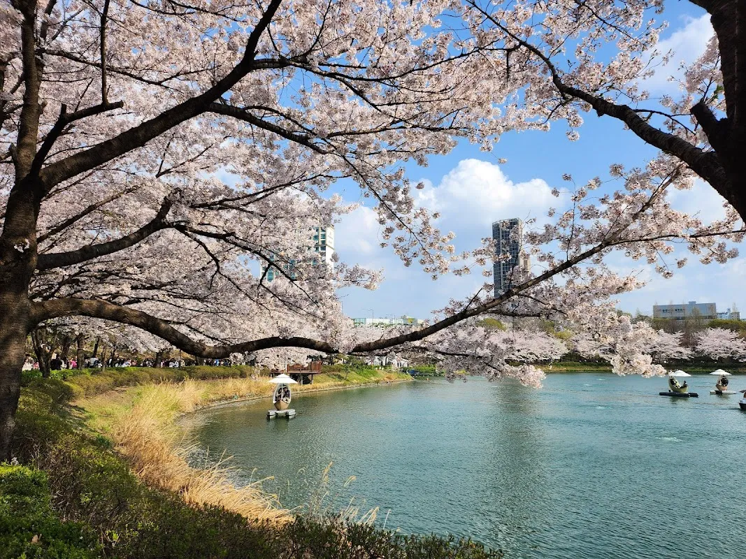 Seokchon Lake Park