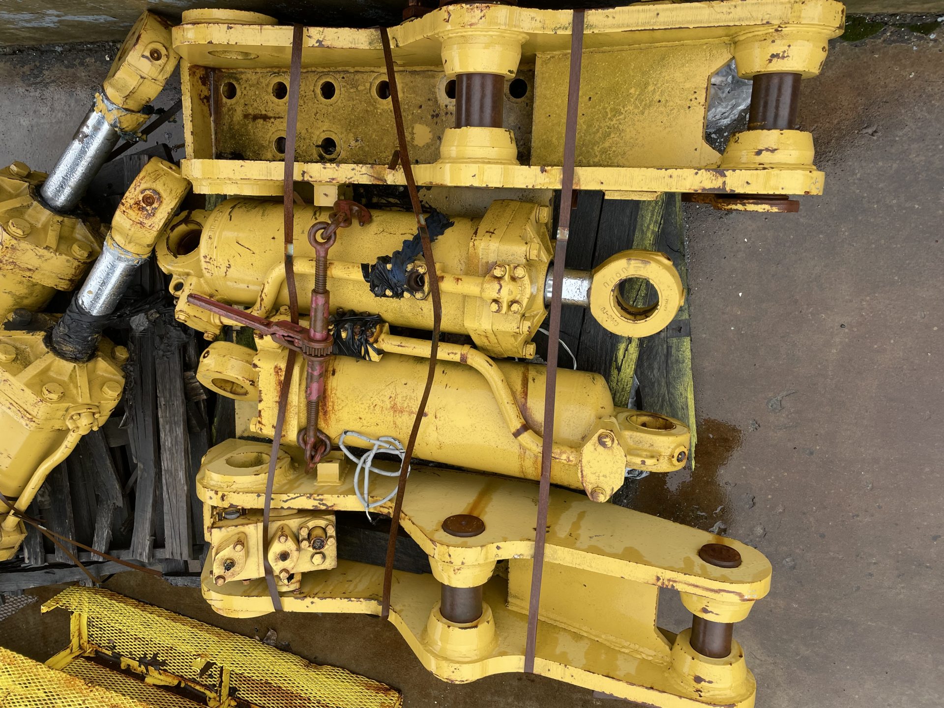 Caterpillar D9 Dozer Ripper Pistons & Brackets