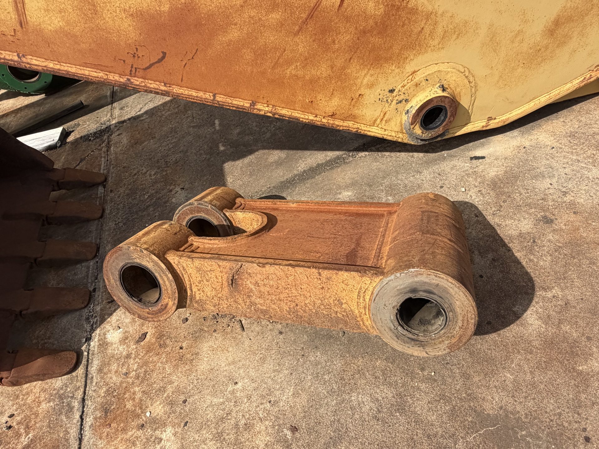 Bucket Linkage Dogbone for a Caterpillar 385