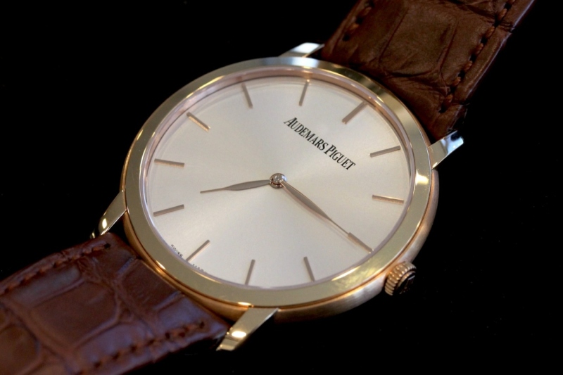 Rose gold, white/silvered dial