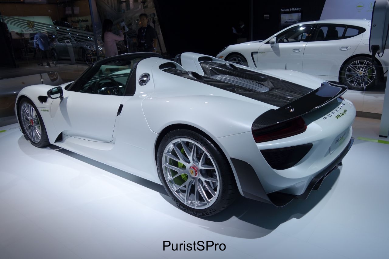 Porsche 918 in white.