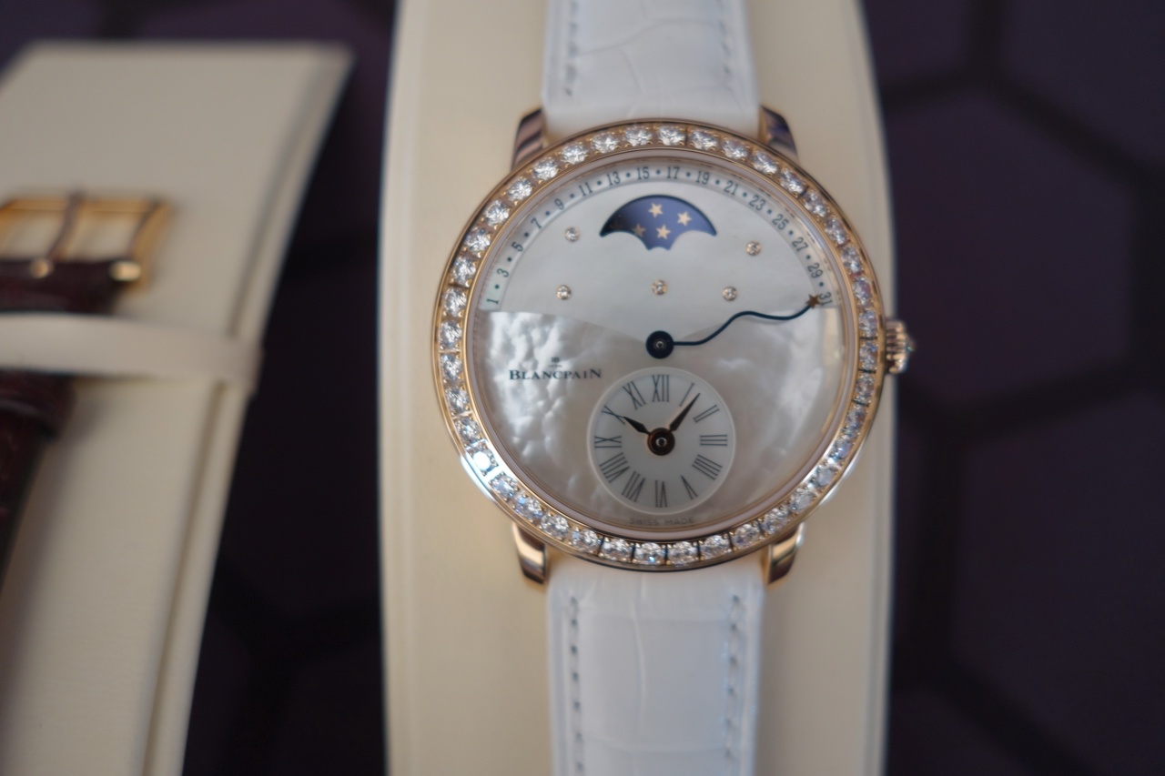 Retrograde date. Diamond stars. Mother of Pearl Dial.