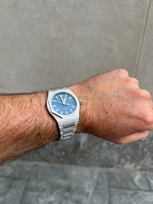 Girard Perregaux Laureato 38mm Blue: The Quest for the Perfect Fit