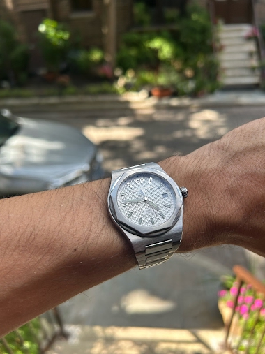 Girard-Perregaux Laureato Wristshot