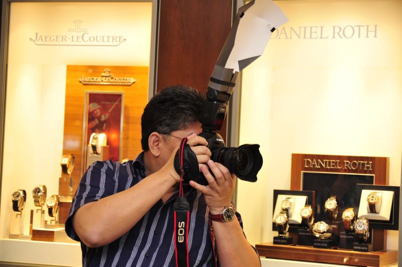 Sir Peter of Chong, 2nd Earl of Lange - taking photos of those taking photos of watches. Note the special handcrafted Piece Unique Lange flash reflector, that only he has the priviledge to use