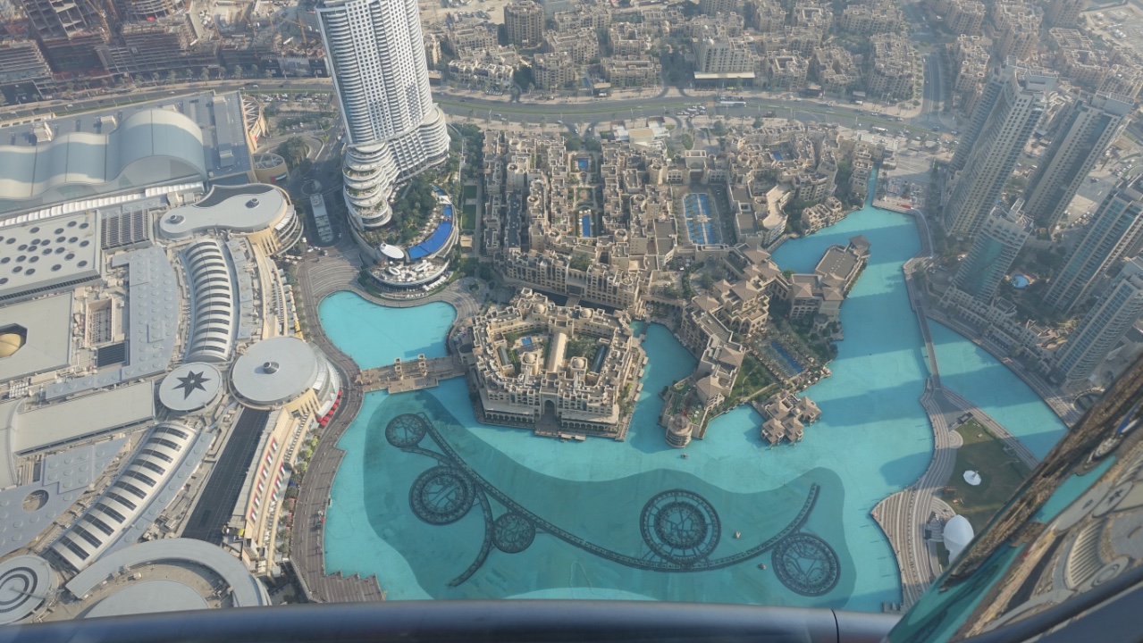 View of fountain and Dubai Mall from 124th storey