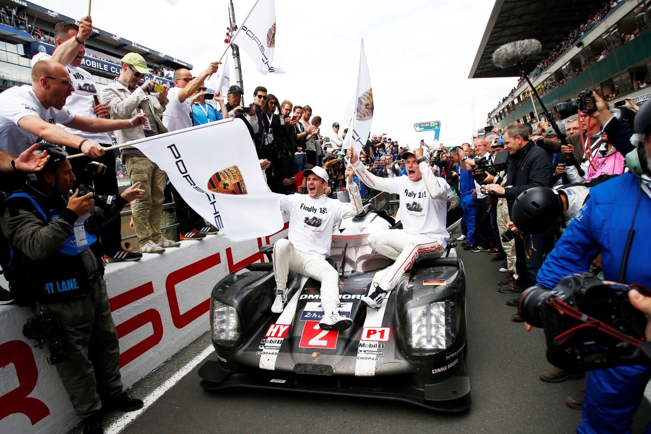 2016 Le Man winning Porsche 919 Hybrid car #2