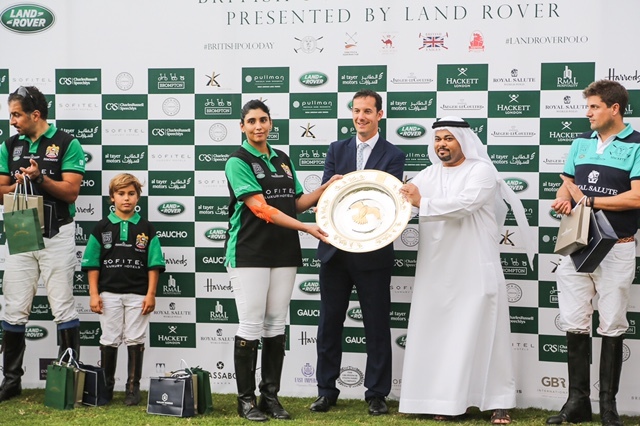 Winning time and Sheikha receiving the prize