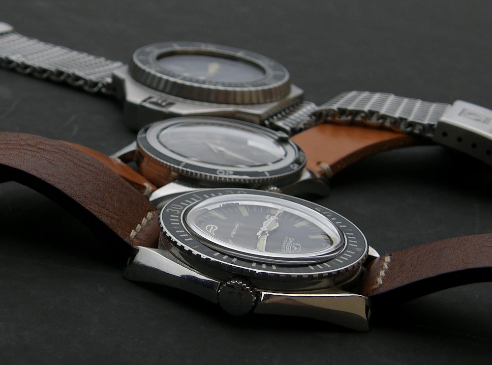 omega speedmaster side view