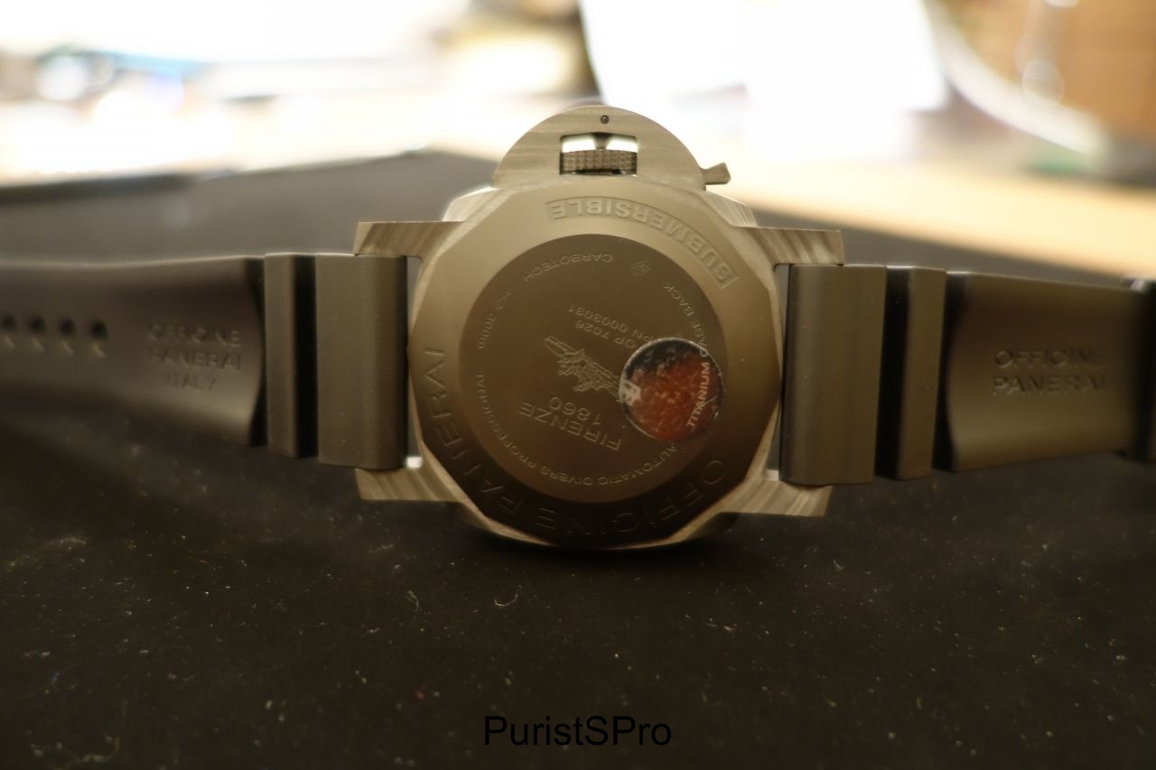 The caseback has the classic Pig. 