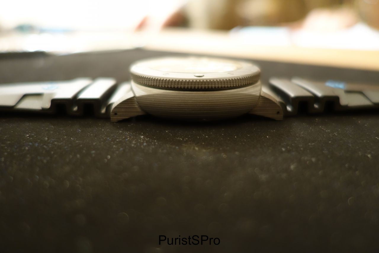 The side of the case has ridges even on the gnurled edge of the bezel adjuster. 