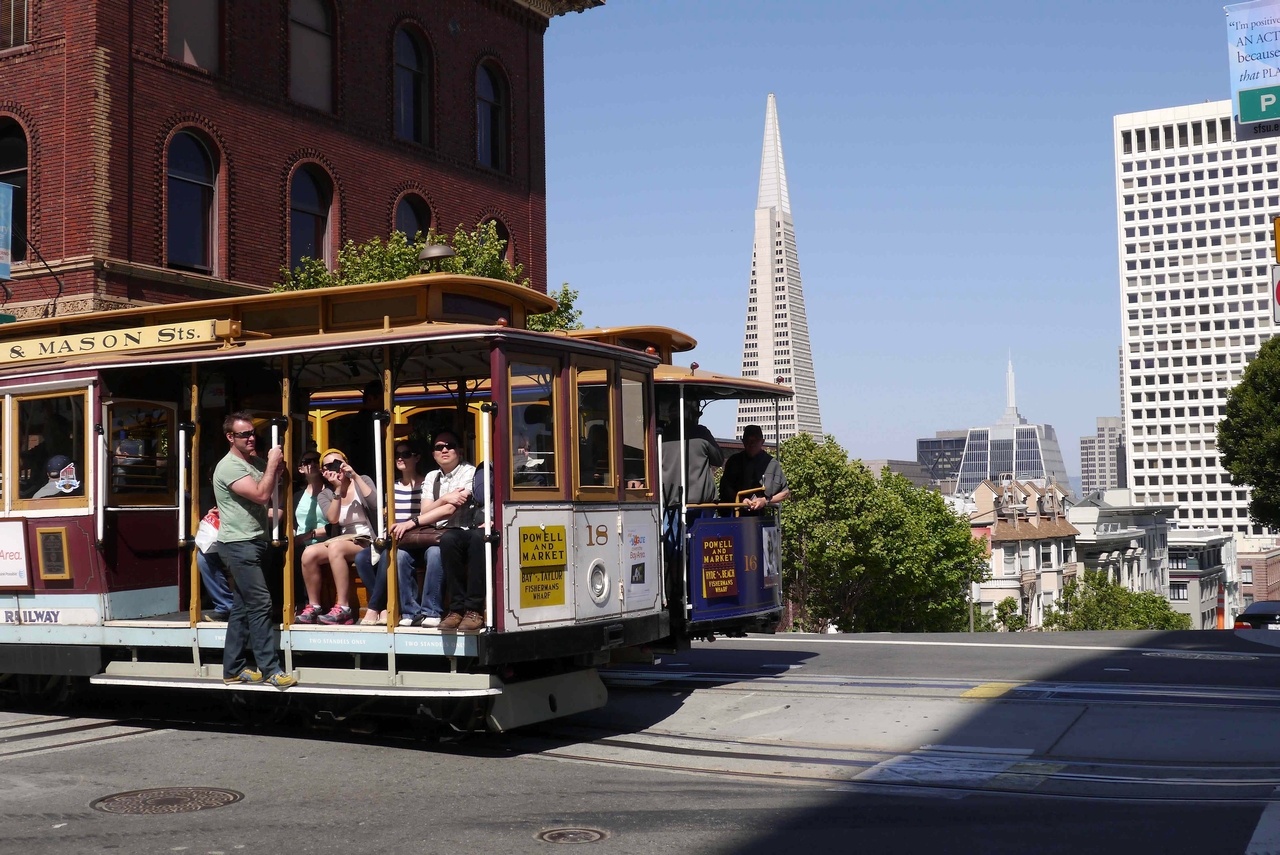 Cable car with TransAmerica Building in the background