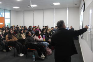 IMG_3615-300x200 Periodismo PUCV realizó Conferencia Internacional “Geometría de Crisis, Conflictos y Negociaciones”