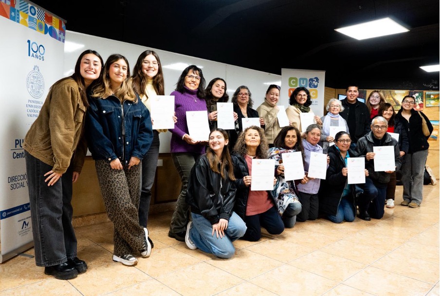 Participantes del taller “Cómo elaborar videos para redes sociales” junto a sus certificados. Fotografía: Daniela Lazcano