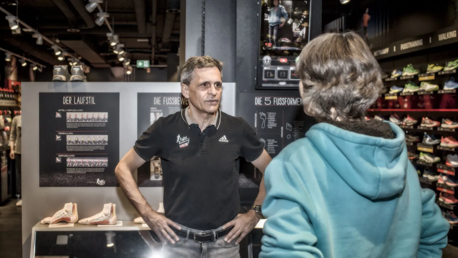 Joggen, Laufsport, Laufstil, Laufschuhe, Laufanalyse: Markus Ryffel erklärt der Kundin die verschiedenen Fussformen