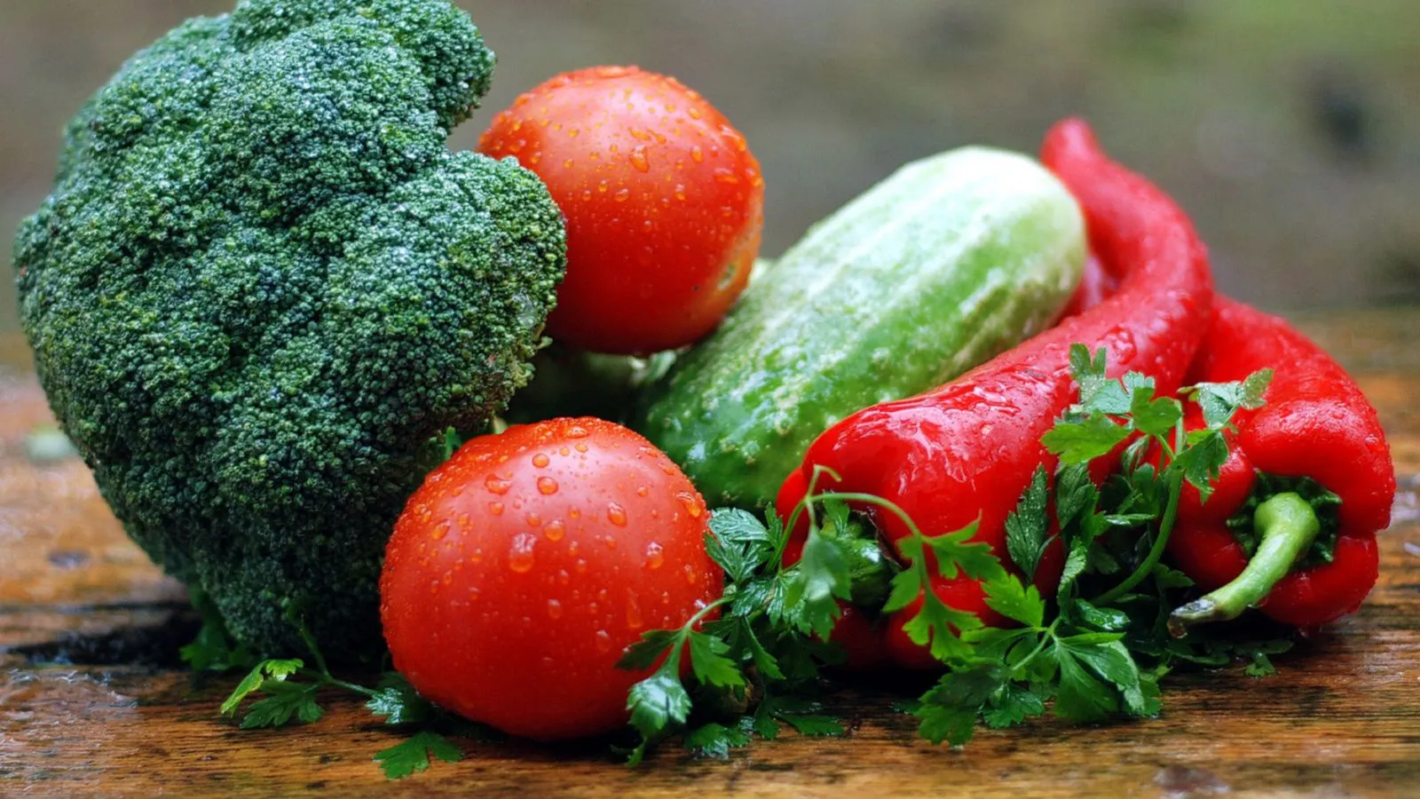 Frisches Gemüse: Broccoli, Tomaten, Gurke und Chili.