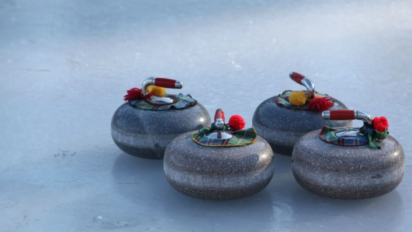 Curling Equipment auf dem Eis