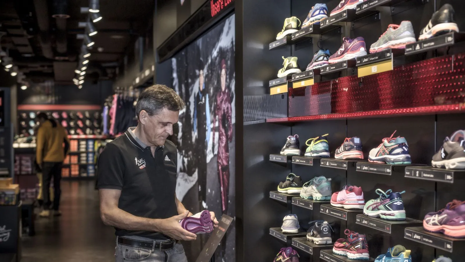 Joggen, Laufanalyse, Laufschuh, Training: Markus Ryffel steht vor einem Regal mit verschiedenen Laufschuhen.