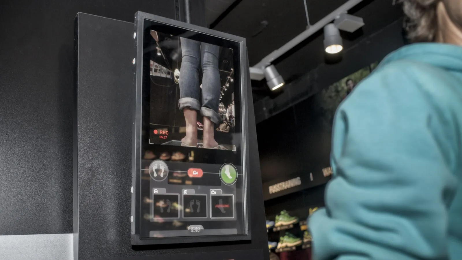 Joggen, Lauftraining, Laufanalyse, Laufschuh: Bild auf dem Podoskop zeigt zwei Beine mit hochgekrempelten Hosen