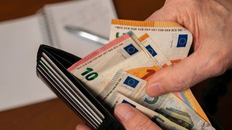 Nederlandse spaarders hebben een recordbedrag van meer dan €600 miljard op de bank staan.
