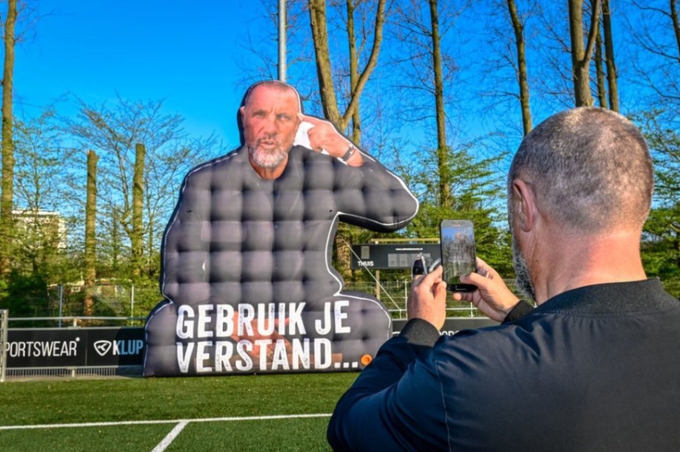 Het bestuur van Neptunus-Schiebroek en John De Wolf hebben donderdag 3 april de borden van de campagne ‘Gebruik je verstand’ officieel onthuld.