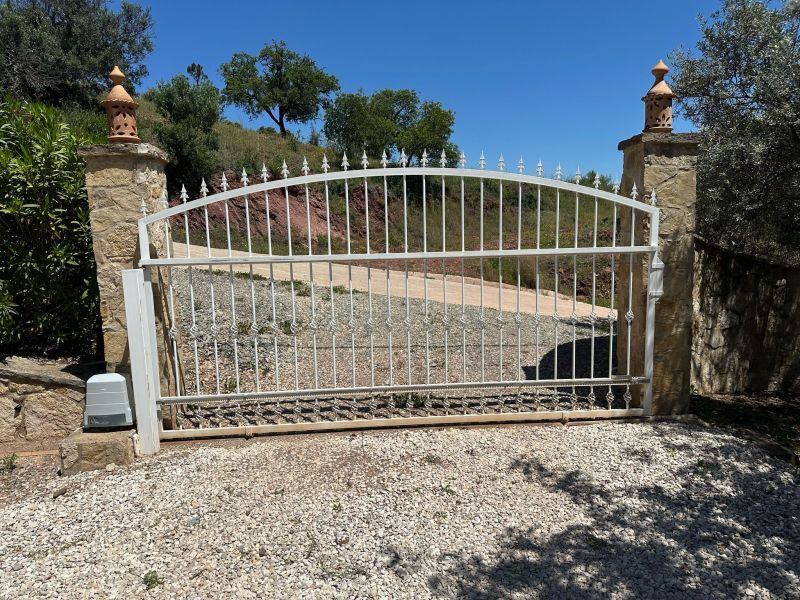 Daar zaten we dan, letterlijk een paar uur opgesloten in ons vakantiehuis in Portugal. Door de enorme stroomuitval ging ook het hek niet meer open.